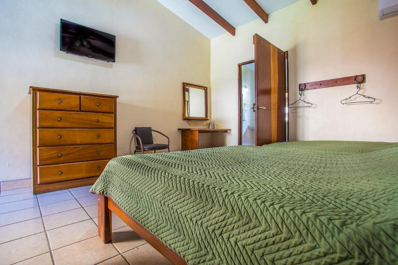 Hotel La Hacienda Quesada  Luaran gambar